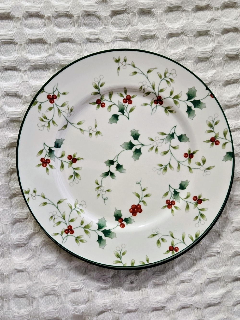 Pfaltzgraff Melamine 4 Salad Festive Holly Plates- White with Green & Red